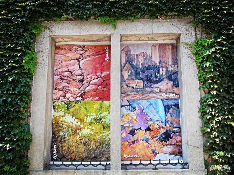 Wymalowane okno w Carcassonne