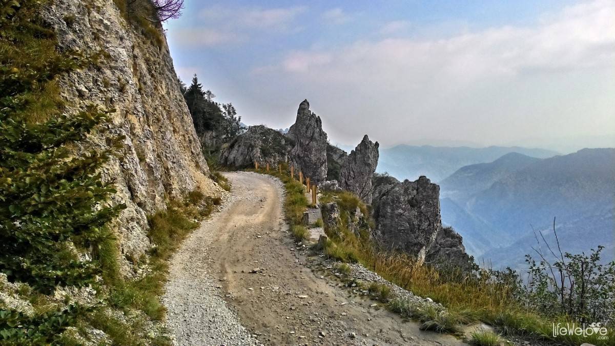 A way to the Baremone Pass