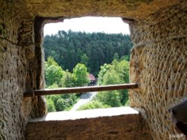 Window in the Rock Castle Sloup